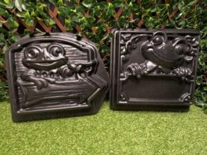 Frog sign mold