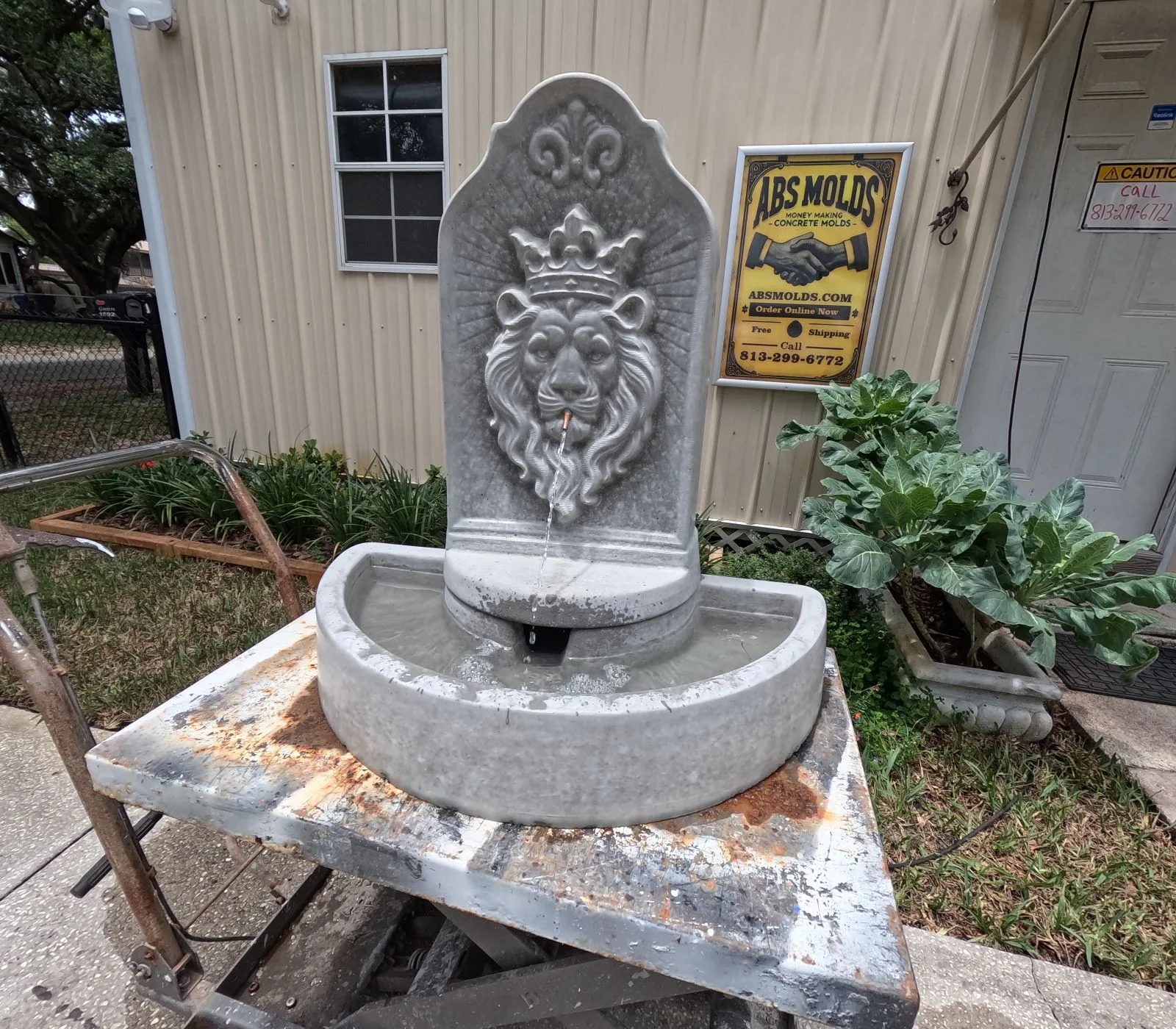 Working Kingswell Fountain with flowing water created using the Kingswell Fountain Concrete Mold Set